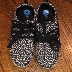 New Black/White Style Sneakers Women’s Size 7  1/2